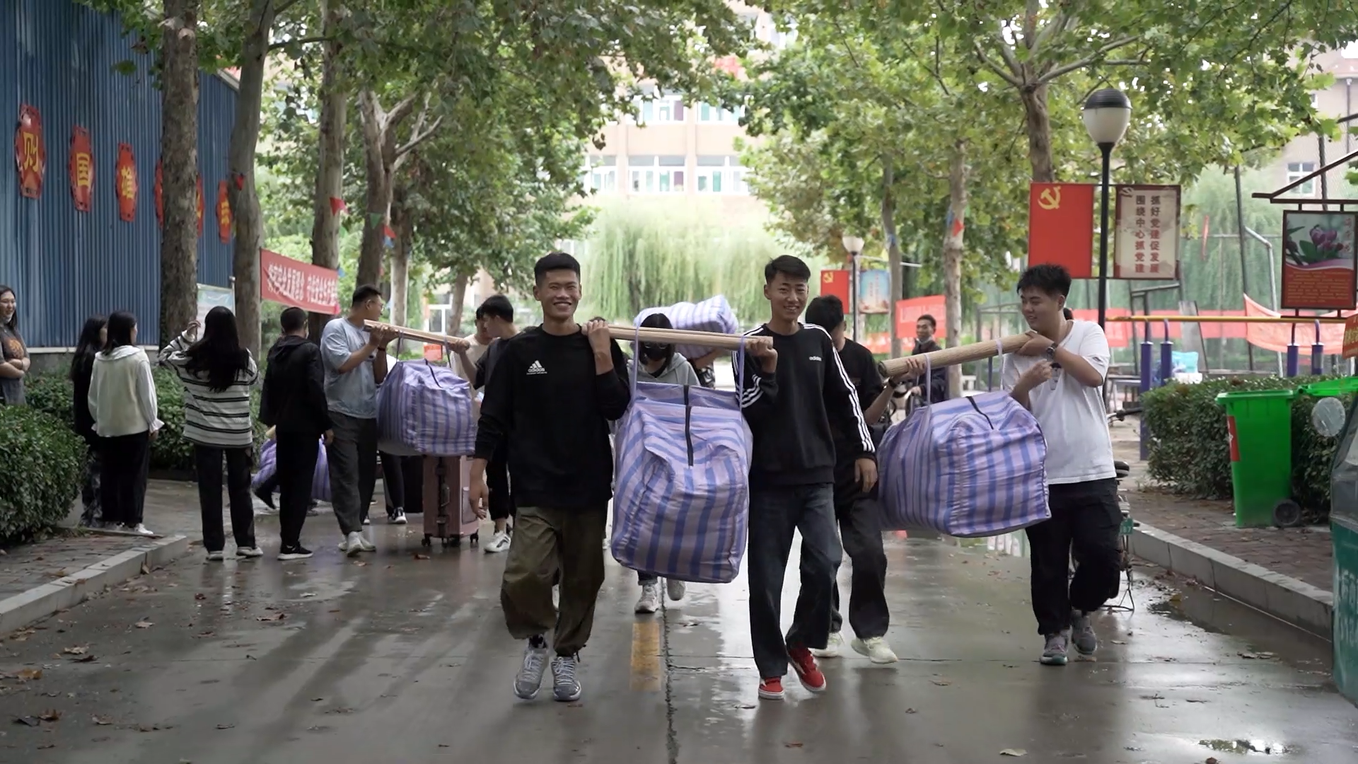 开学啦！快和小德来个浪漫的相遇吧！